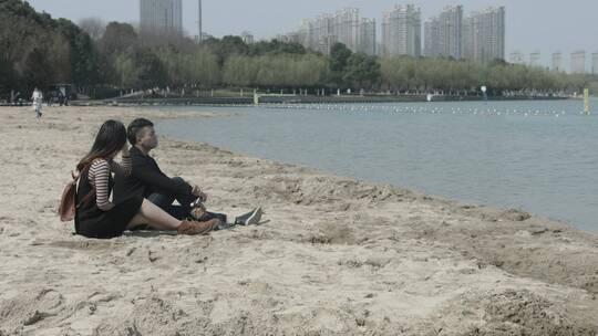 情侣在海边沙滩上约会视频素材模板下载