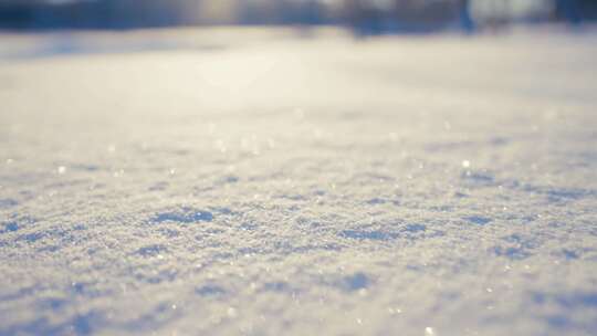 粉雪在阳光下闪闪发光