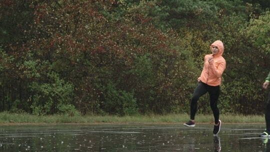 在雨中跑步的情侣
