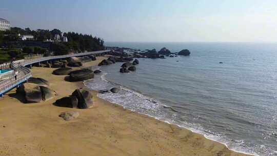 厦门海岸线风景航拍：大海沙滩礁石海边建筑