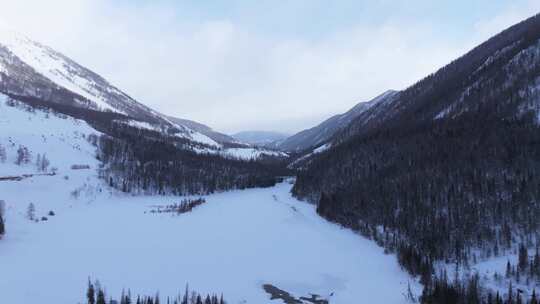 航拍新疆冬季喀纳斯湖雪景雪山森林冰河晨雾