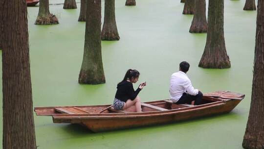 小舟上坐着的男女《水上森林》网红打卡地