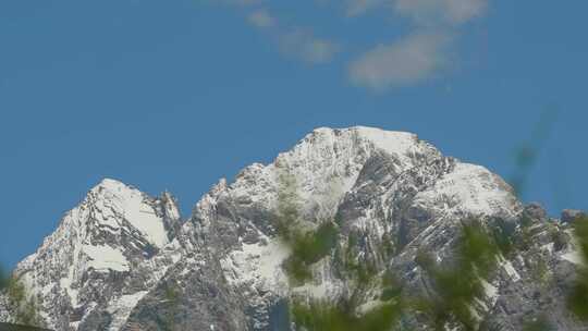 高原蓝天白云雪山