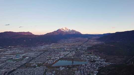 云南丽江古城玉龙雪山冬季日出日照金山航拍