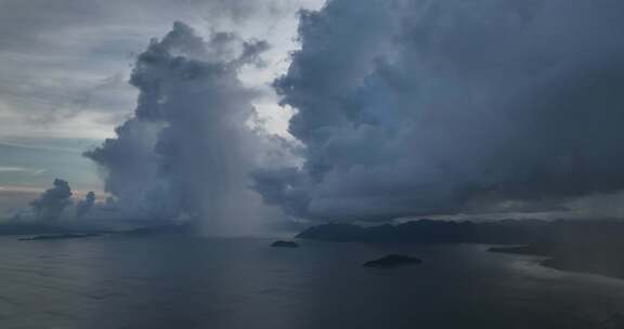 沿海傍晚云幡雨