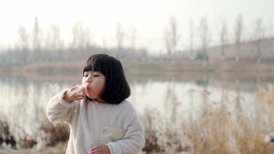 冬季在公园湖边游玩的中国女孩