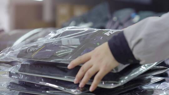 服装企业车间工人打包服装工作