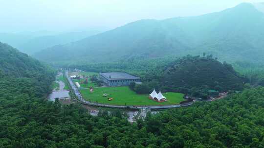 山谷间的帐篷营地大草坪