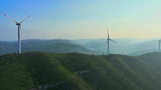 航拍枣庄山亭风力发电机组山上的风景视频素材模板下载