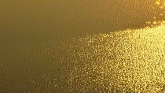 波光粼粼金色水面湖面江面湖水河流黄昏波光