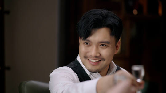 白酒 商务聚会 男人品酒 喜宴喝酒 酿酒