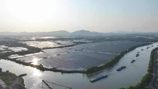 夕阳下的光伏太阳能发电站