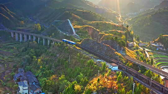 乡村振兴火车夕阳光影