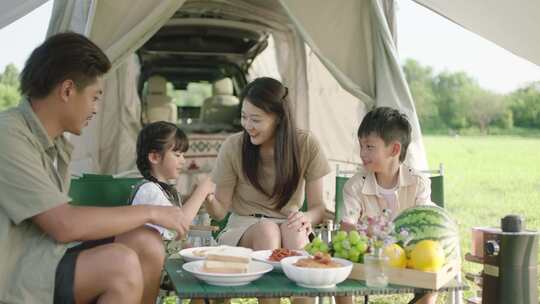 一家人户外露营野营吃饭享受午餐