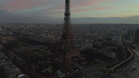 日落时分巴黎塞纳河附近的埃菲尔铁塔