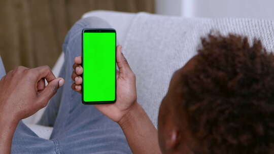 非洲人用色度键屏幕在手机上浏览