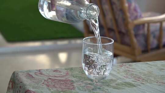 玻璃杯倒水