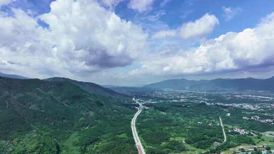 蓝天白云阳光下桂林穿行在山峰间的高速公路