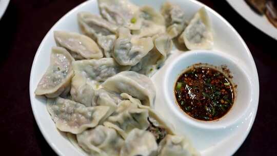 盘中饺子配蘸料特写