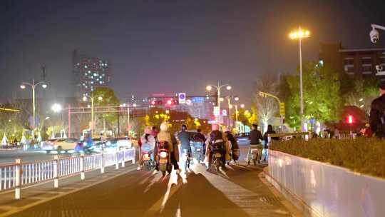 夜晚城市行人过马路汽车车辆车流人流夜晚夜