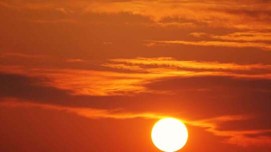 天空日落延时夕阳特写太阳云层阳光黄昏落日