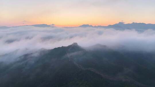 航拍蟠龙山长城云雾缭绕