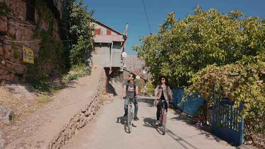 夫妇享受骑自行车通过在的街道