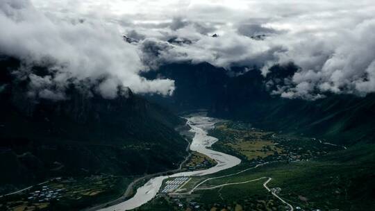 西藏林芝山脉云雾