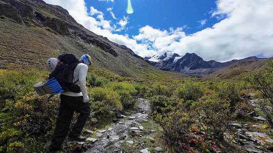 攀登横断山脉乌库楚雪山的登山者徒步进山