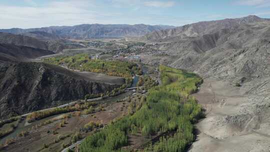 新疆阿勒可可托海河道秋色航拍