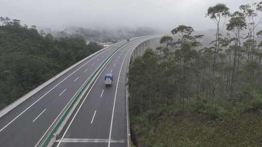 信宜云茂高速航拍，绿色高速公路