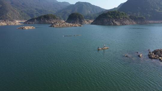 【4K】航拍船只在湖泊上渔夫人物桃花湖