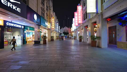 广西南宁兴宁路骑楼老街步行街夜景夜市街景