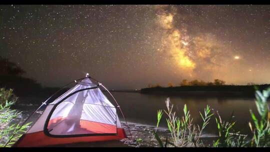 海滩帐篷上的梦幻星空