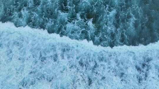航拍下巴厘岛清澈的海水与海浪视频素材模板下载