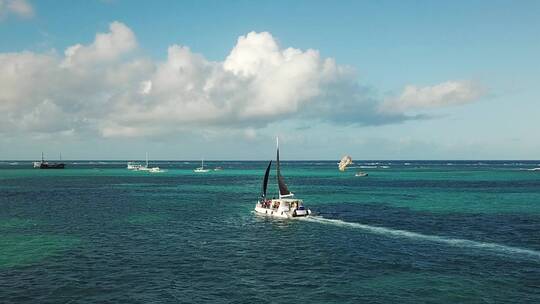三亚 海上 度假 游玩 大海 游艇 航拍视频素材模板下载
