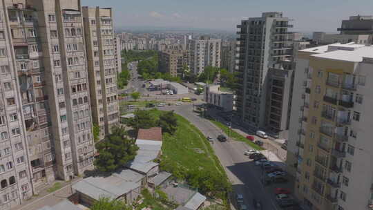 第比利斯镇住宅区街区之间夏季汽车道路鸟瞰图