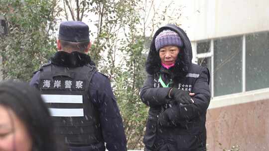 山东威海火炬八街冬季雪景海岸警察巡逻守护