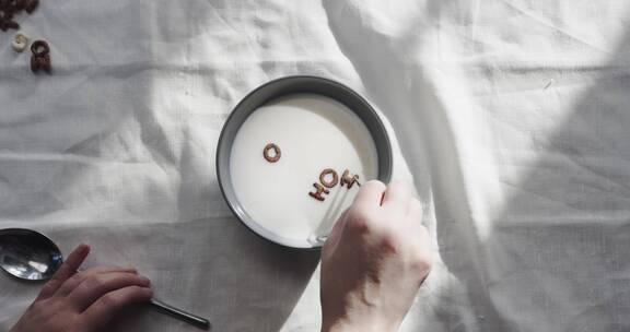 在牛奶中用字母饼干拼写