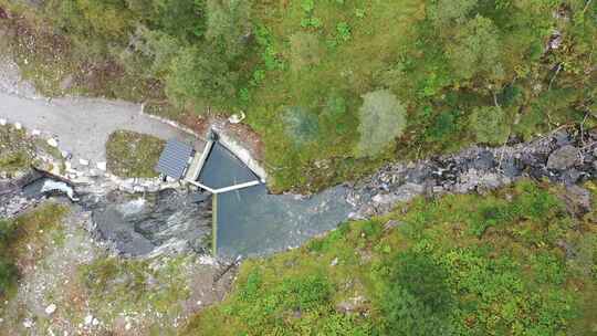 干旱低水位条件下小型取水口坝的自上而下鸟瞰图视频素材模板下载