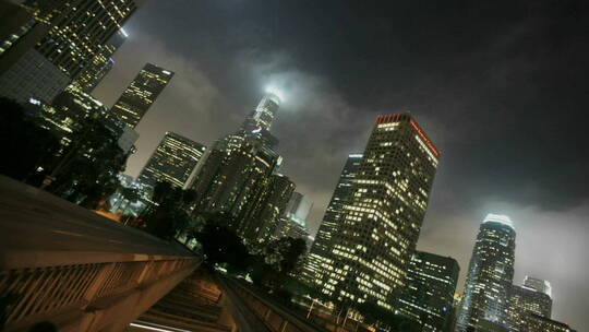 夜晚洛杉矶市中心繁忙的街道