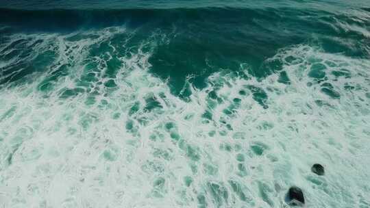 航拍海浪拍打礁石掀起滔天巨浪合集4K