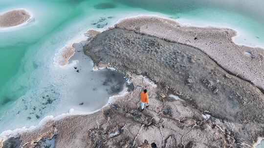 青海海西大柴旦翡翠湖人物湖水航拍视频