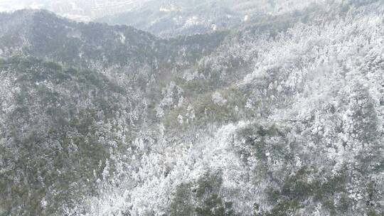 航拍南方丘陵山川森林美丽乡村雪景