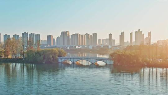 冬日朝阳里的城市湿地生态水系景观