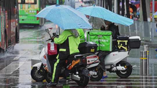 升格雨天的外卖小哥