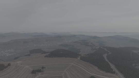 阴天环境下的山林田野远景