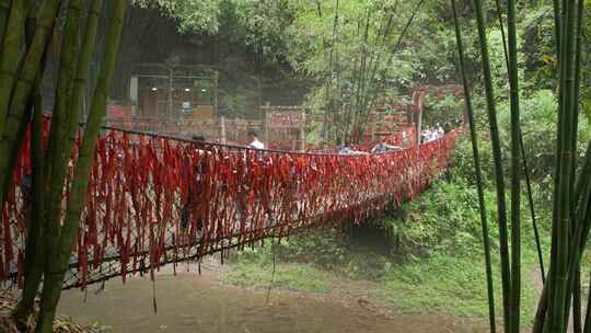 四川邛崃川西竹海风景摇晃的吊桥