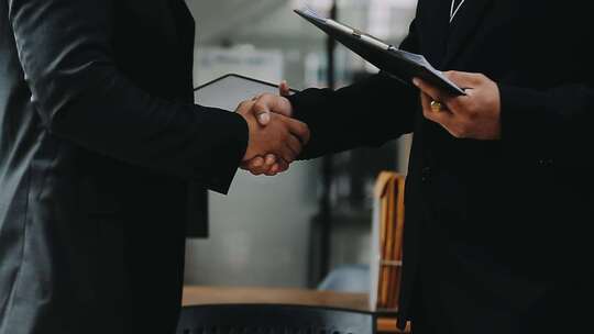 谈判成功团队正在庆祝