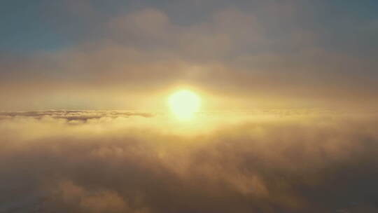 日落，移动的云雾。南极航拍